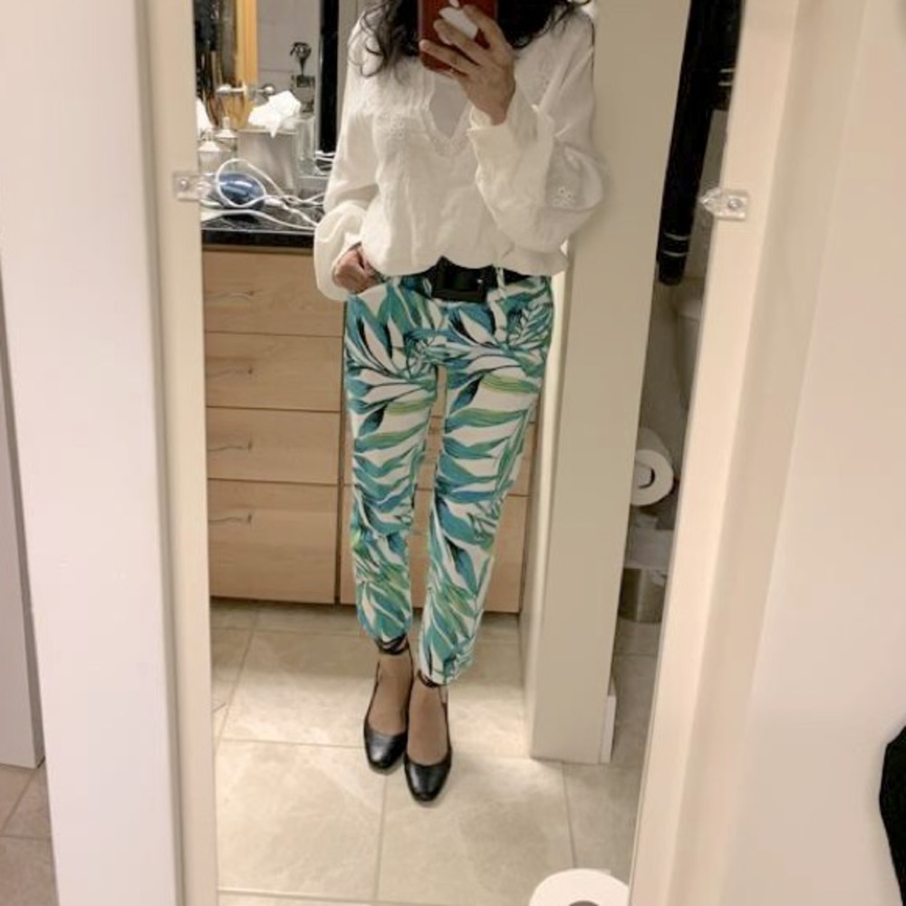 NY&CO Audrey capri pants, size M